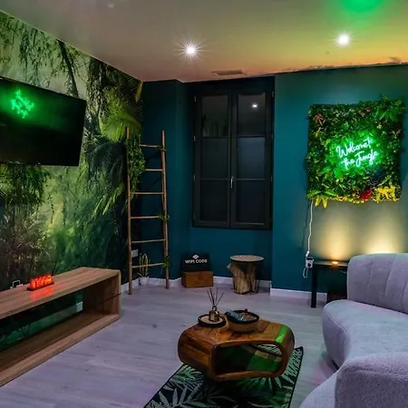 Tropical Jungle Loveroom Centre Pau