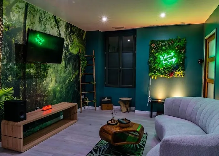 Tropical Jungle Loveroom Centre Pau